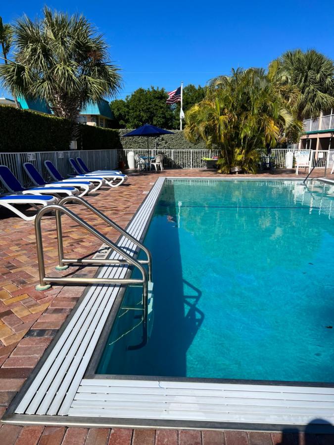 | Breezy Palms Resort