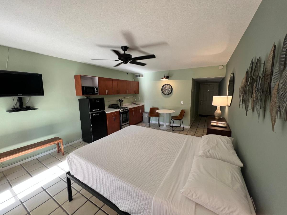 | Breezy Palms Resort