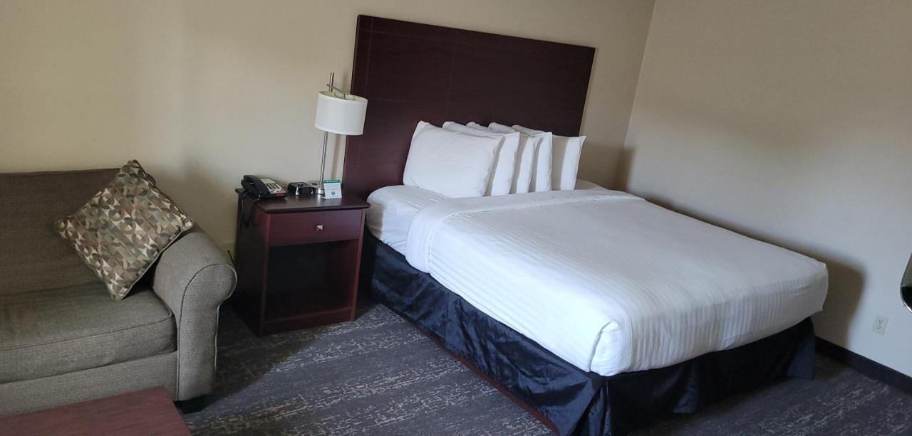 Suite at Boarders Inn & Suites by Cobblestone Hotels – Broken Bow