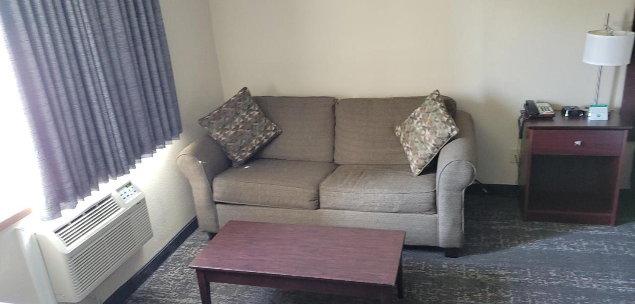 Suite at Boarders Inn & Suites by Cobblestone Hotels – Broken Bow