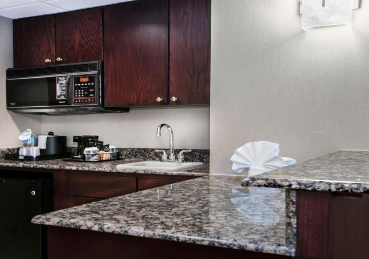 King Suite at Holiday Inn Springdale/Fayetteville Area, an IHG Hotel
