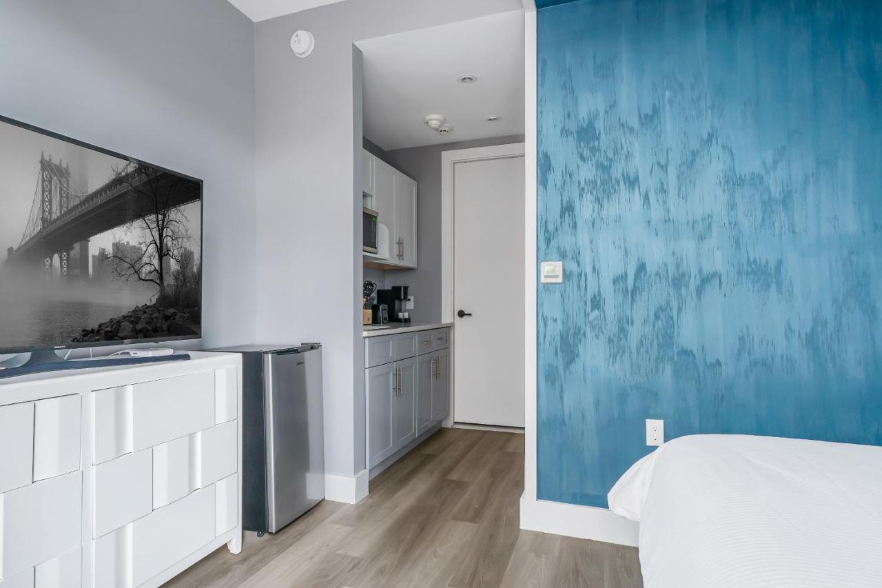 Deluxe Queen Suite, Balcony- Non-Smoking at Global Luxury Suites at The Arches