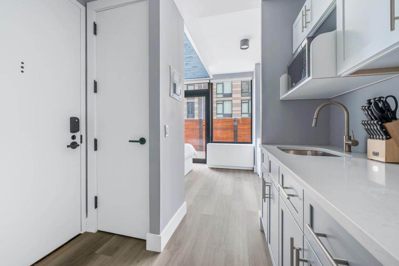 Deluxe Queen Suite, Balcony- Non-Smoking at Global Luxury Suites at The Arches