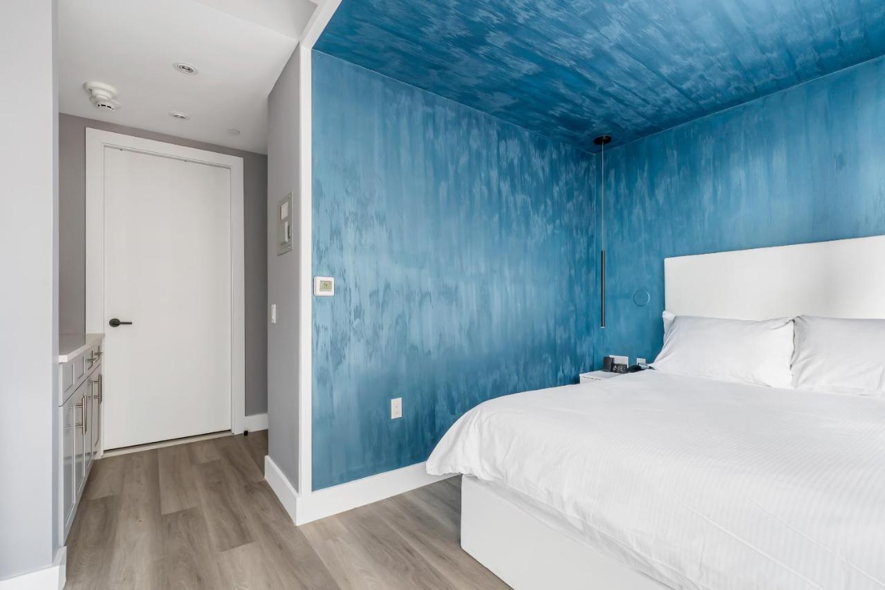 Deluxe Queen Suite, Balcony- Non-Smoking at Global Luxury Suites at The Arches