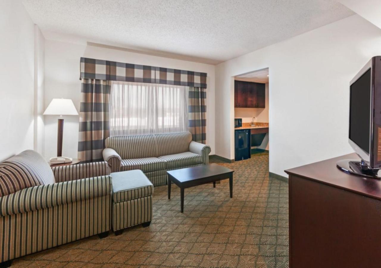 King Hear Mobility Access Tub - Non-Smoking at Holiday Inn Springdale/Fayetteville Area, an IHG Hotel
