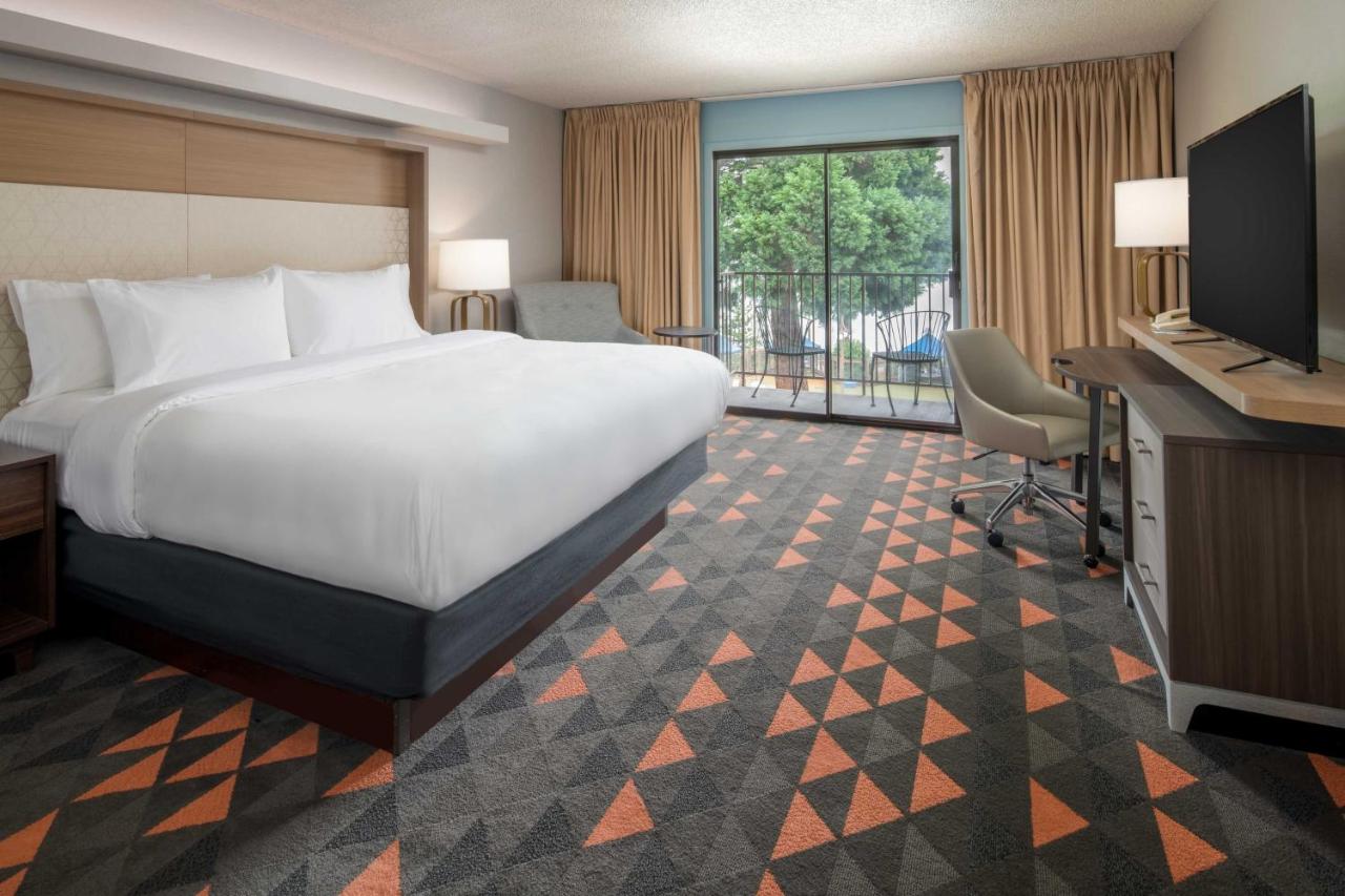 King Room with Hearing Accessability - Non-Smoking at Holiday Inn Portland - Columbia Riverfront by IHG