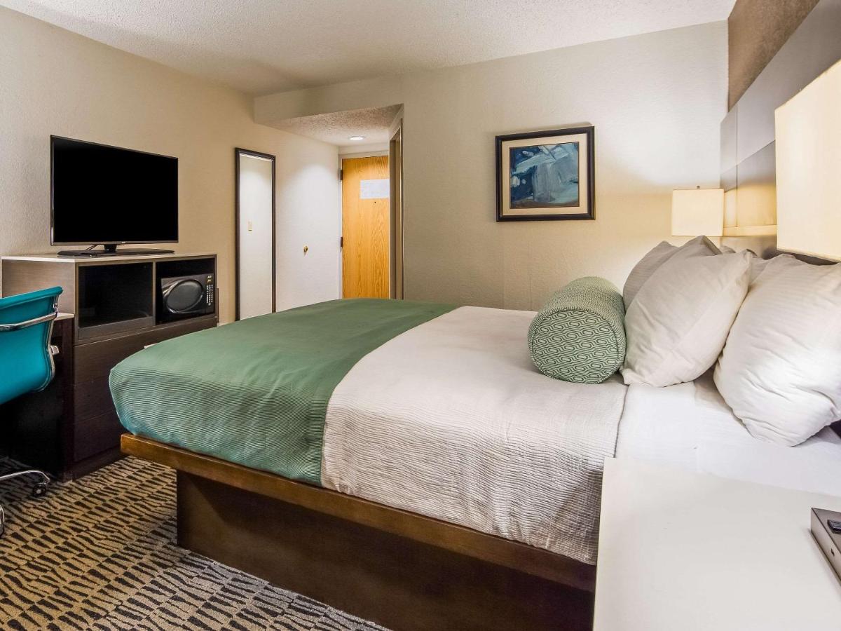 King Room - Accessible/Non Smoking at Clarion Pointe near Medical Center
