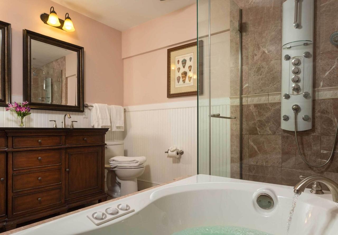 | Grand Harbor Inn