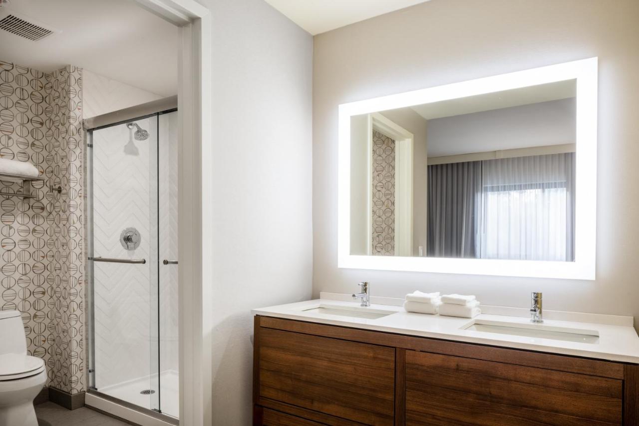 King Suite - Non-Smoking at Holiday Inn Long Island-Islip Arpt East by IHG