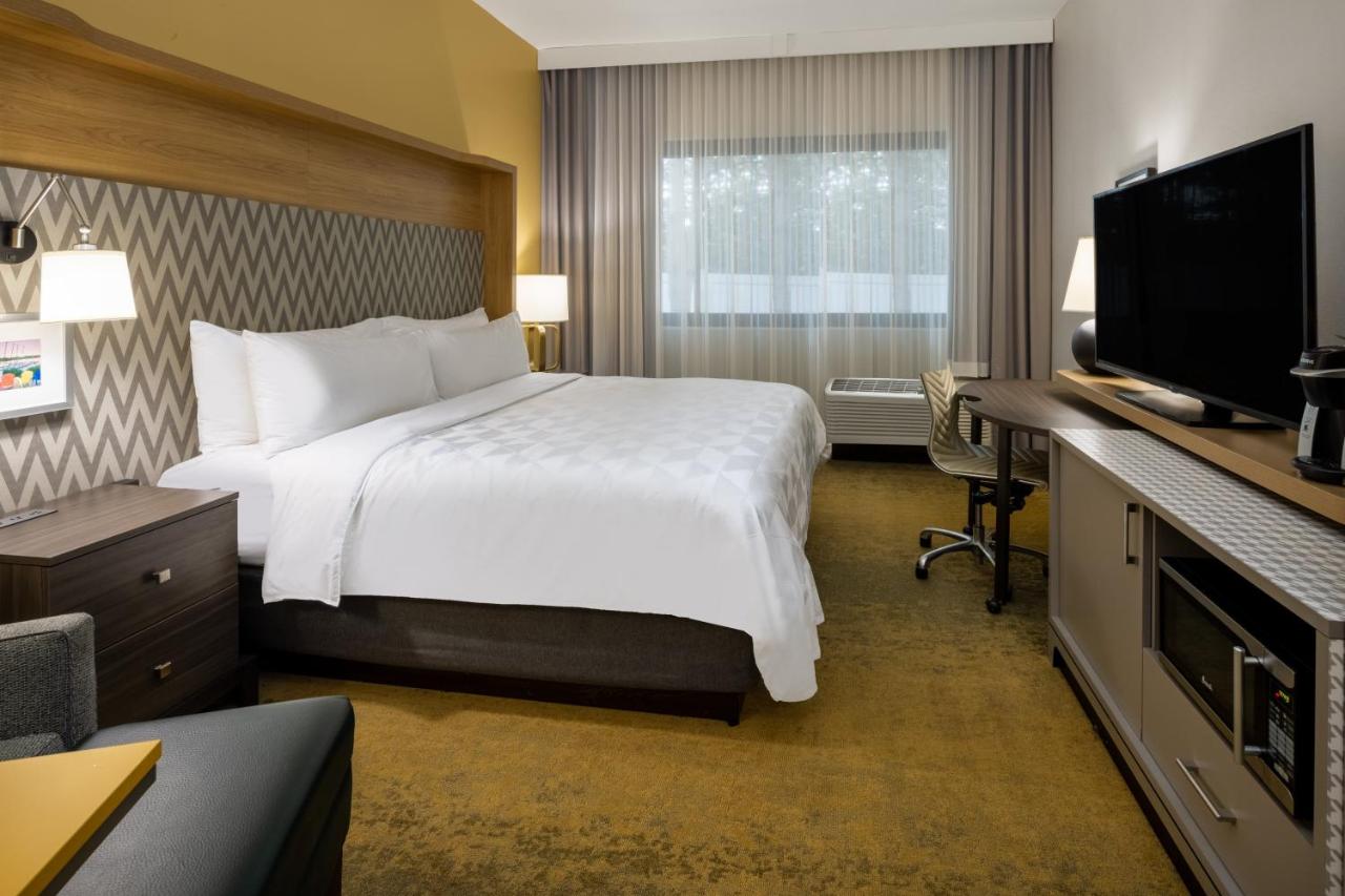 King Room - Hearing Accessible - Roll-in Shower at Holiday Inn Long Island-Islip Arpt East by IHG
