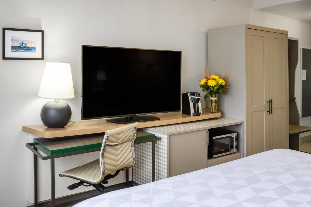 King Room - Hearing Accessible - Roll-in Shower at Holiday Inn Long Island-Islip Arpt East by IHG