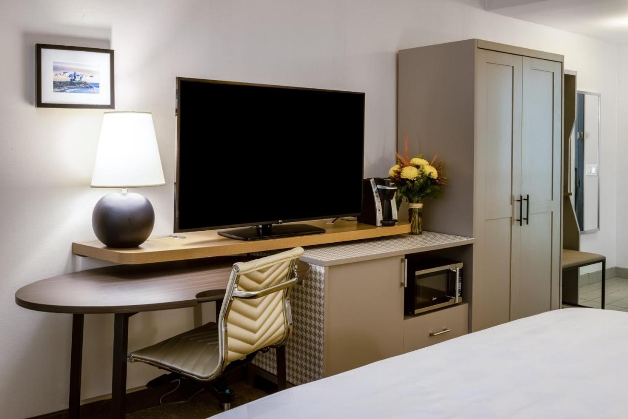 King Room - Hearing Accessible - Roll-in Shower at Holiday Inn Long Island-Islip Arpt East by IHG