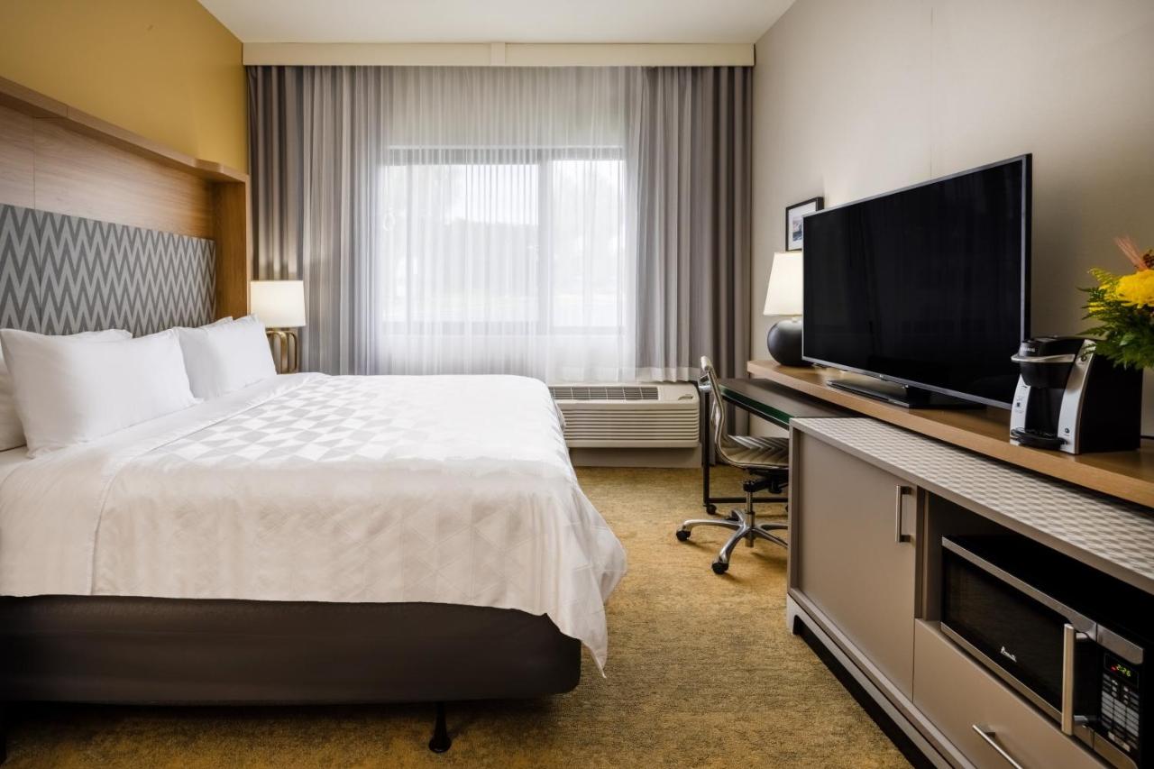 King Room - Hearing Accessible - Roll-in Shower at Holiday Inn Long Island-Islip Arpt East by IHG