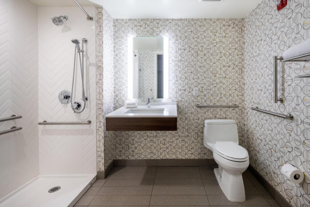 Queen Room - Disability Access at Holiday Inn Long Island-Islip Arpt East by IHG