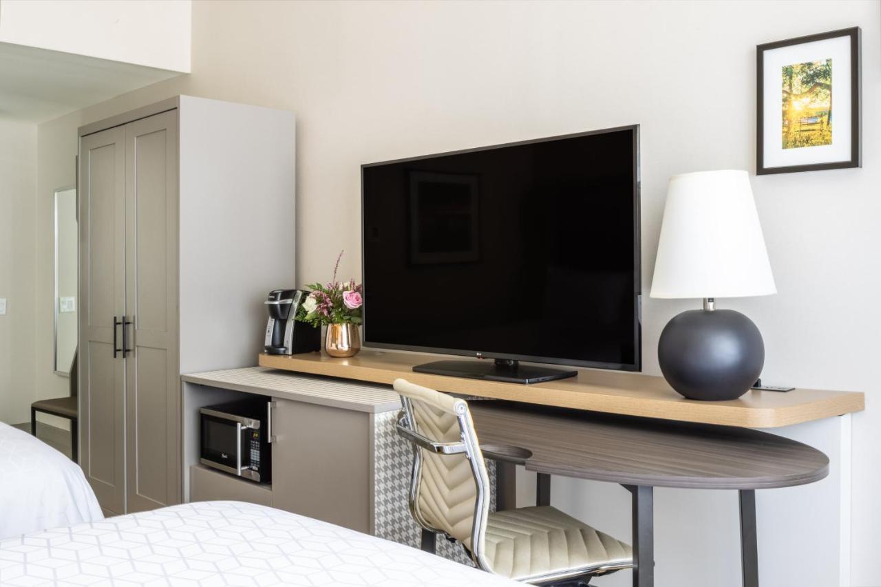Queen Room - Disability Access at Holiday Inn Long Island-Islip Arpt East by IHG