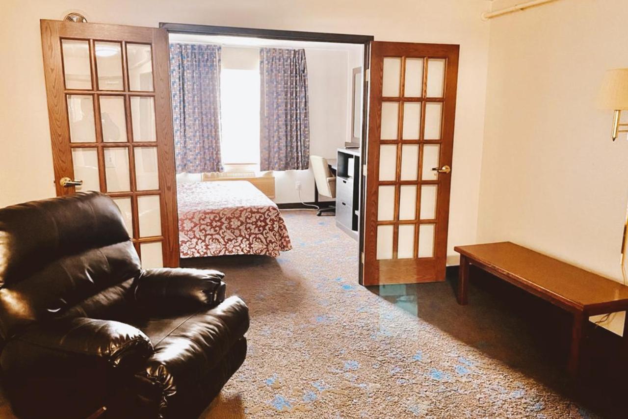 King Suite Non-Smoking at Coratel Inn & Suites By Jasper Northfield