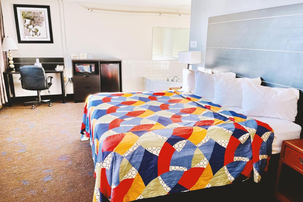 King Suite with Spa Bath Non-Smoking at Coratel Inn & Suites By Jasper Northfield