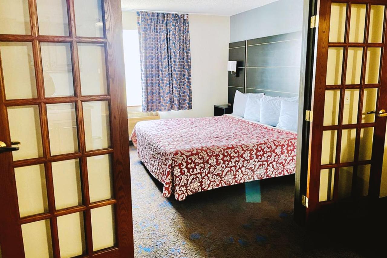 King Suite Non-Smoking at Coratel Inn & Suites By Jasper Northfield