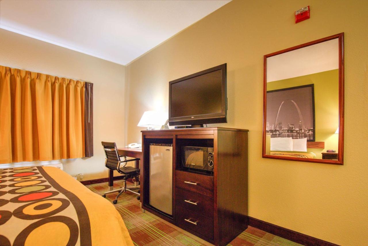 | Super 8 by Wyndham Waterloo