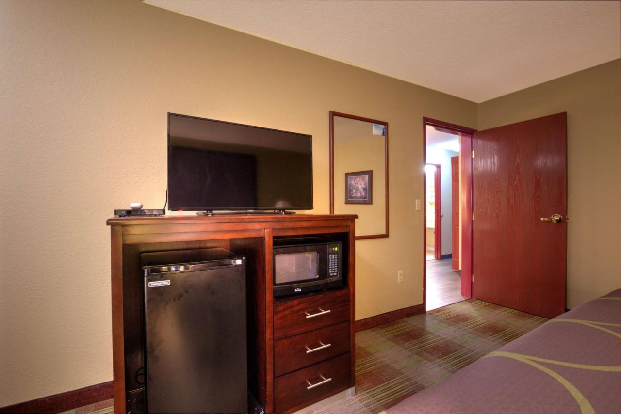 | Super 8 by Wyndham Waterloo