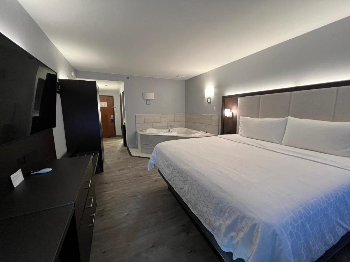King Room with Whirlpool - Non-Smoking at Holiday Inn Express Hotel & Suites Columbia East - Elkridge by IHG