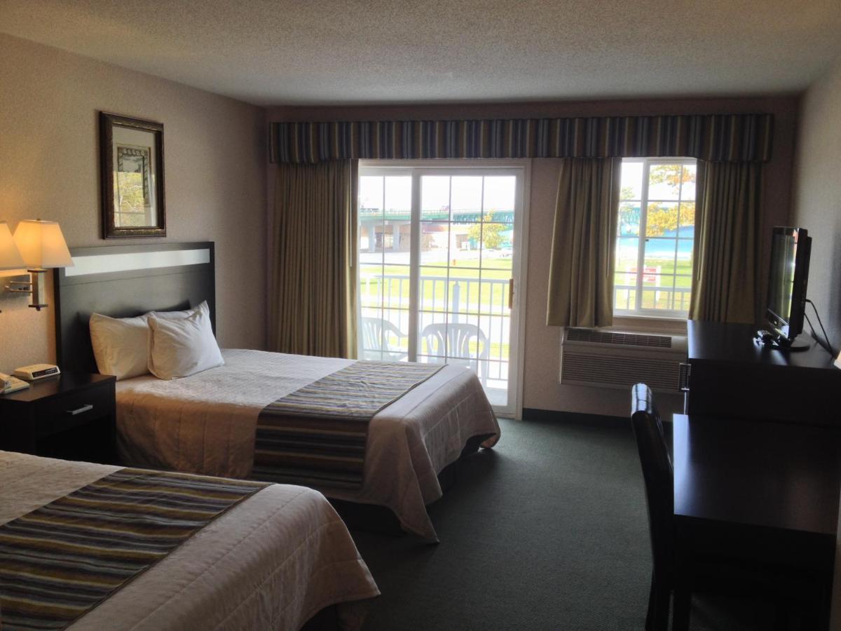 Deluxe Double Room with Balcony and Lake View at Parkside Inn Bridgeview