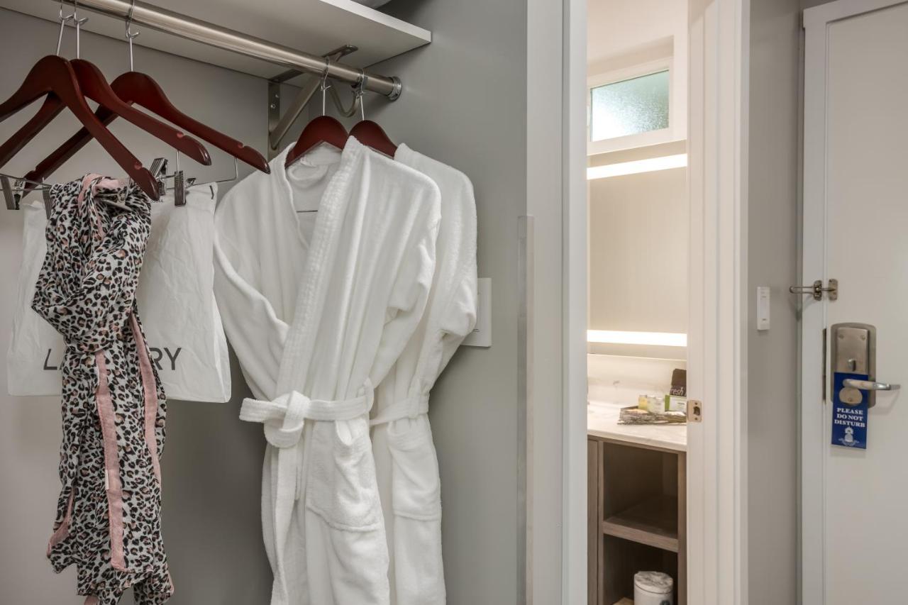 Deluxe Queen Room at Harbor View Inn