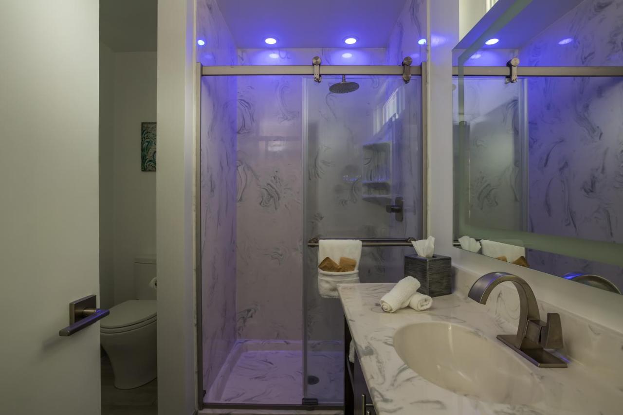 Deluxe Queen Room at Harbor View Inn