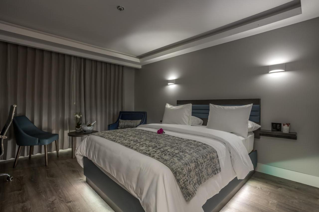 Deluxe Queen Room at Harbor View Inn