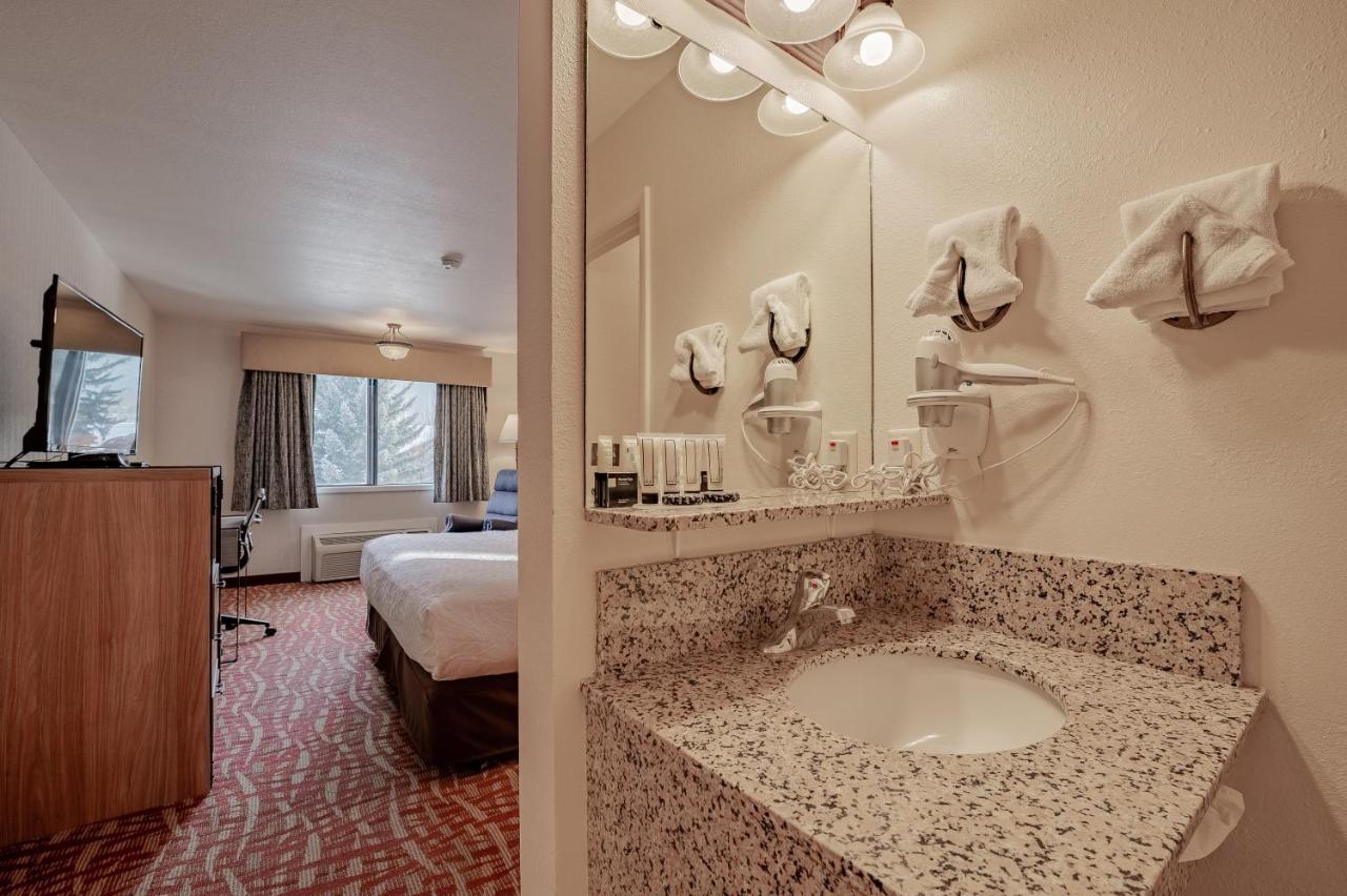 Standard King Room at 49'er Inn & Suites