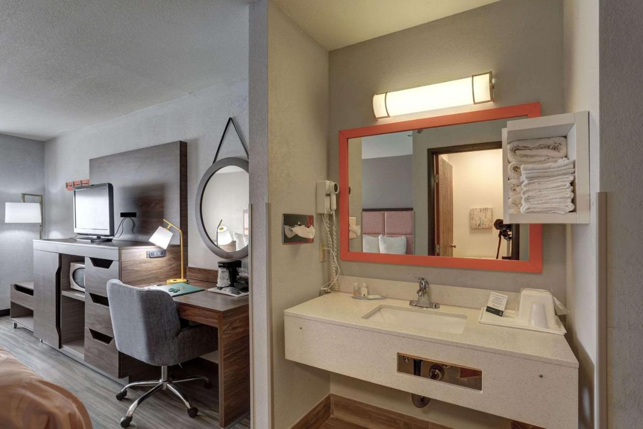 King Room - Accessible/Non-Smoking at Quality Inn Pierre - Fort Pierre