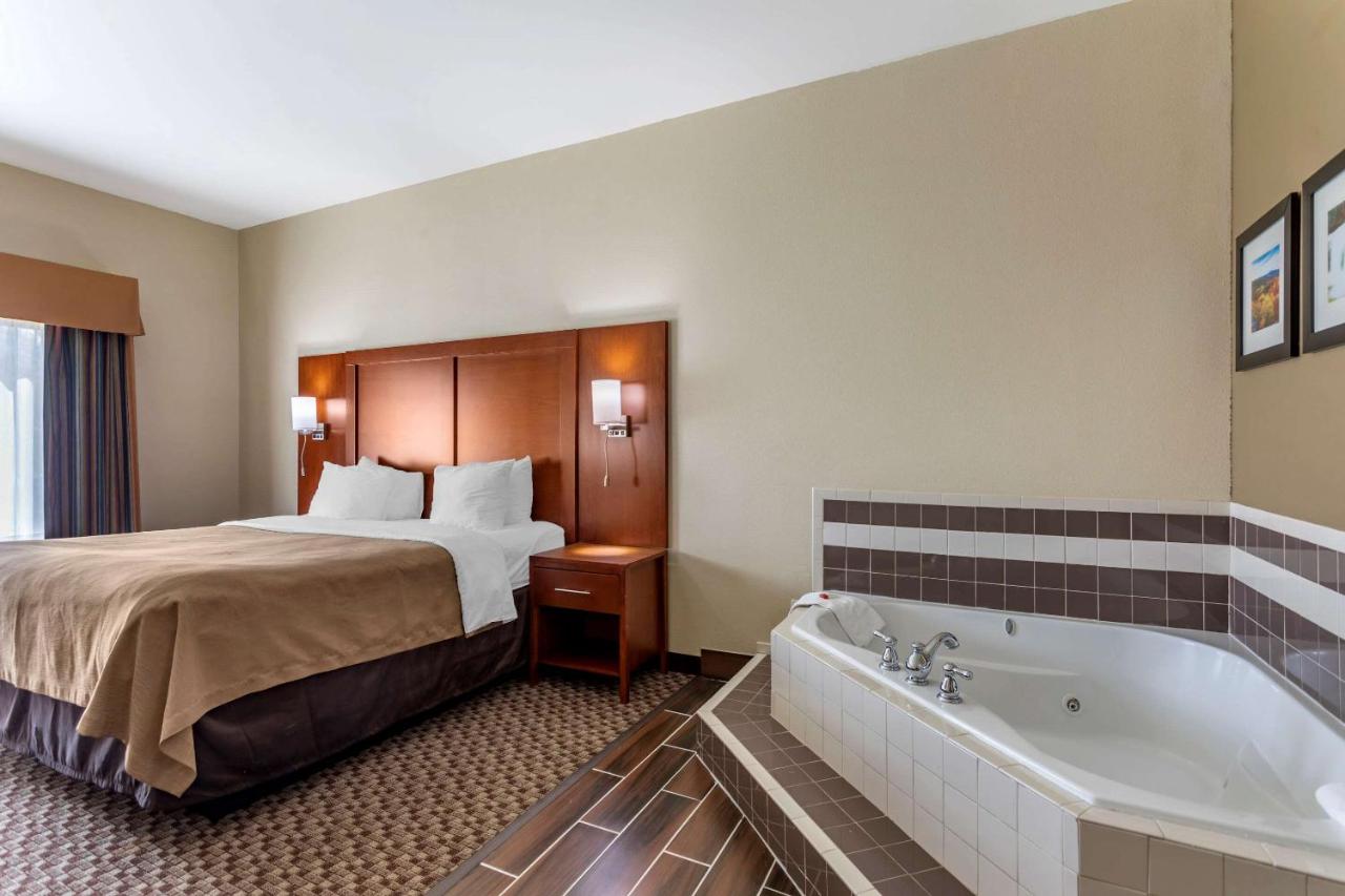 King Room with 1 Person Whirlpool-In Bath - Accessible/Non-Smoking at Comfort Inn & Suites Carbondale University Area