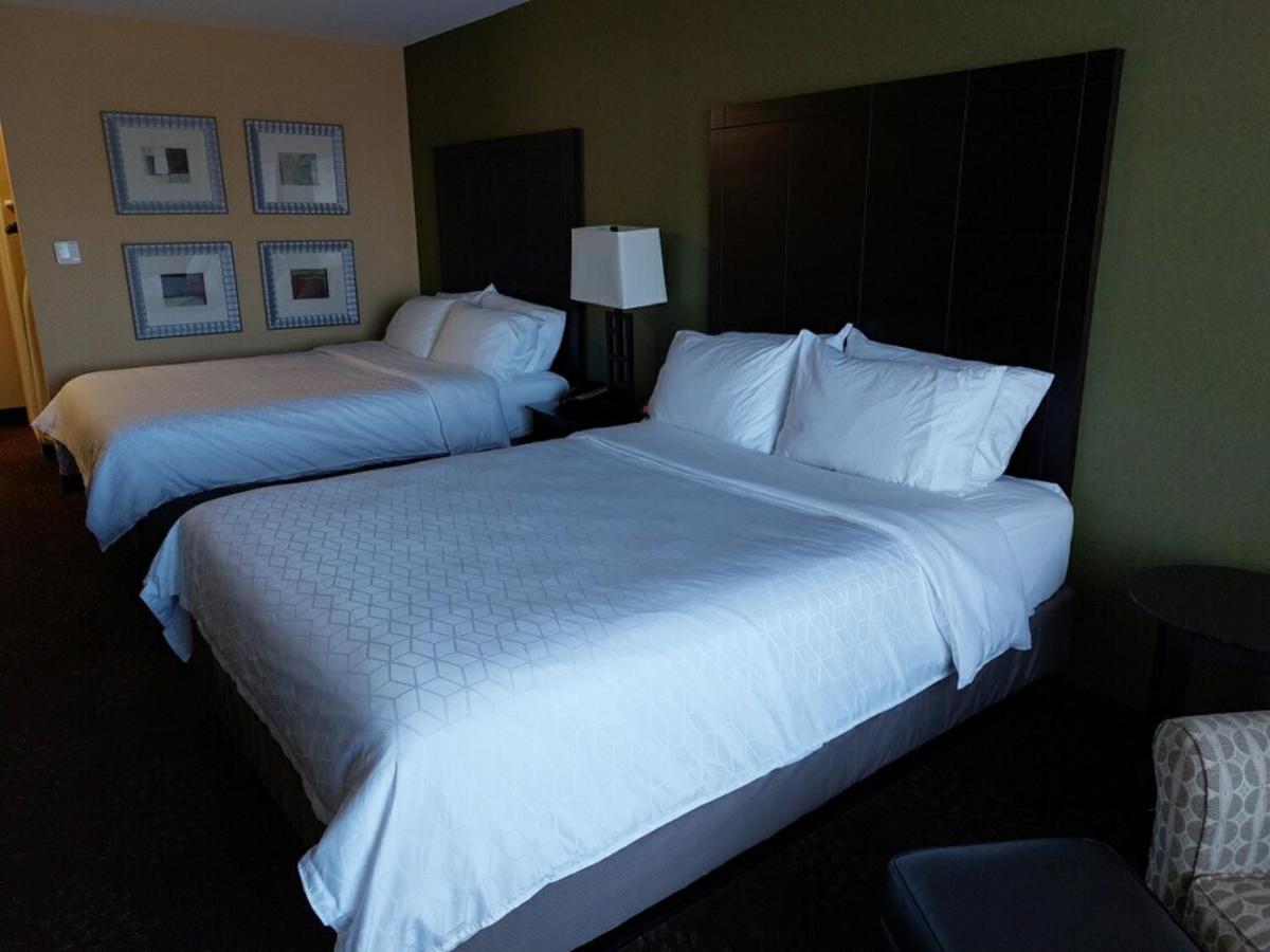 Queen Suite with Two Queen Beds at Holiday Inn Express Hotel & Suites Lansing-Dimondale by IHG