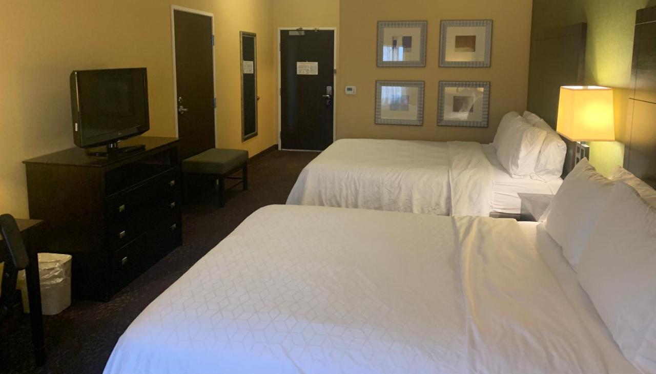 Queen Suite with Two Queen Beds at Holiday Inn Express Hotel & Suites Lansing-Dimondale by IHG