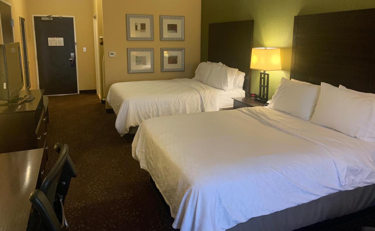Queen Suite with Two Queen Beds at Holiday Inn Express Hotel & Suites Lansing-Dimondale by IHG