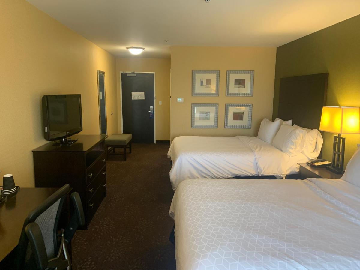 Queen Suite with Two Queen Beds at Holiday Inn Express Hotel & Suites Lansing-Dimondale by IHG