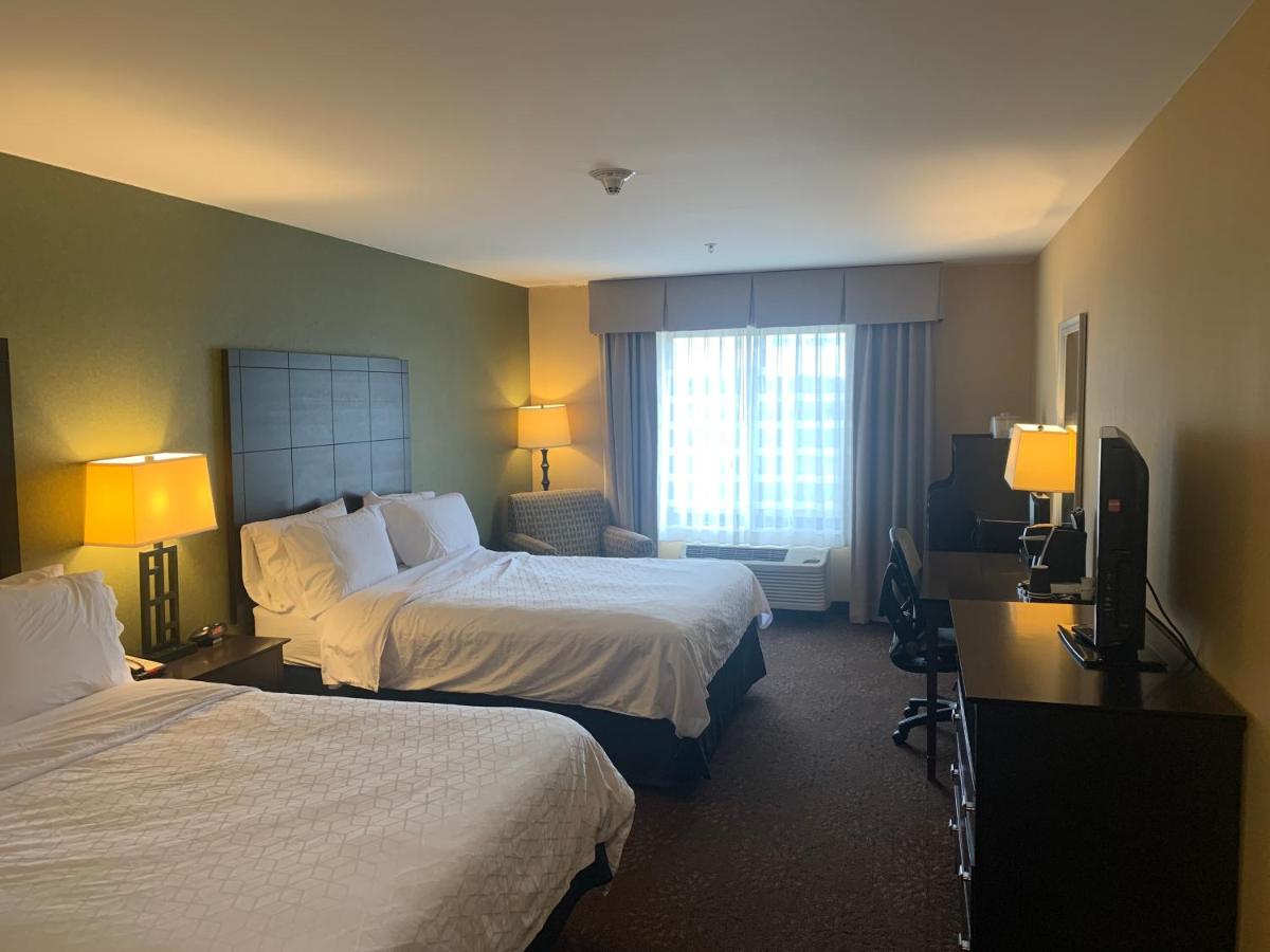 Queen Suite with Two Queen Beds at Holiday Inn Express Hotel & Suites Lansing-Dimondale by IHG