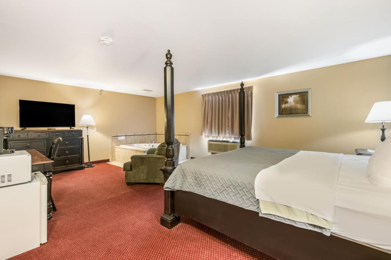King Suite with Whirlpool In Bath - Non Smoking at Econo Lodge Rice Lake