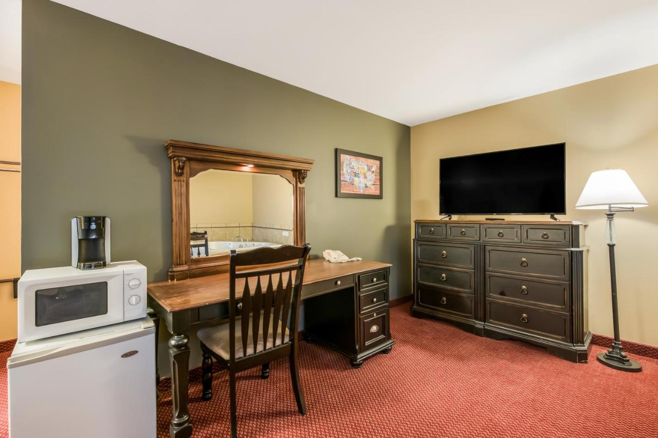 King Suite with Whirlpool In Bath - Non Smoking at Econo Lodge Rice Lake