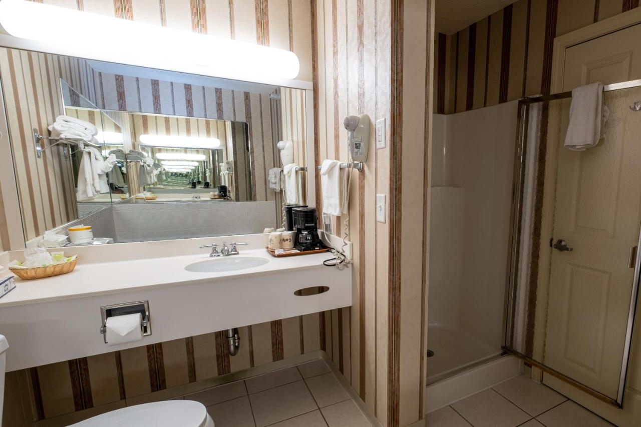 King Room with Hot Tub - Non-Smoking at Hilltop Inn and Suites, near Foxwoods Casino