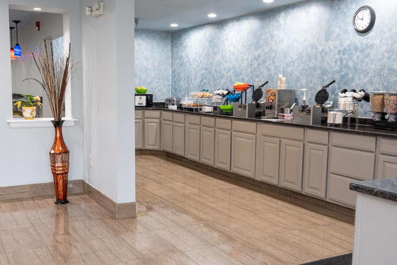 | Hilltop Inn & Suites - North Stonington