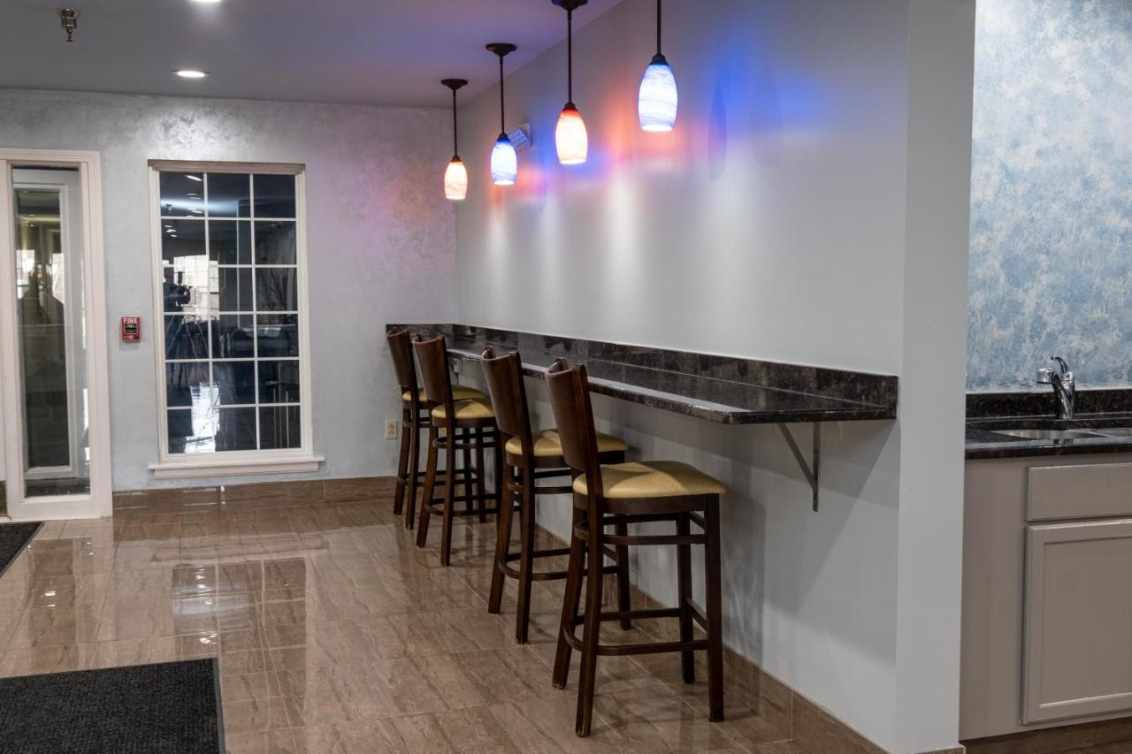 | Hilltop Inn & Suites - North Stonington