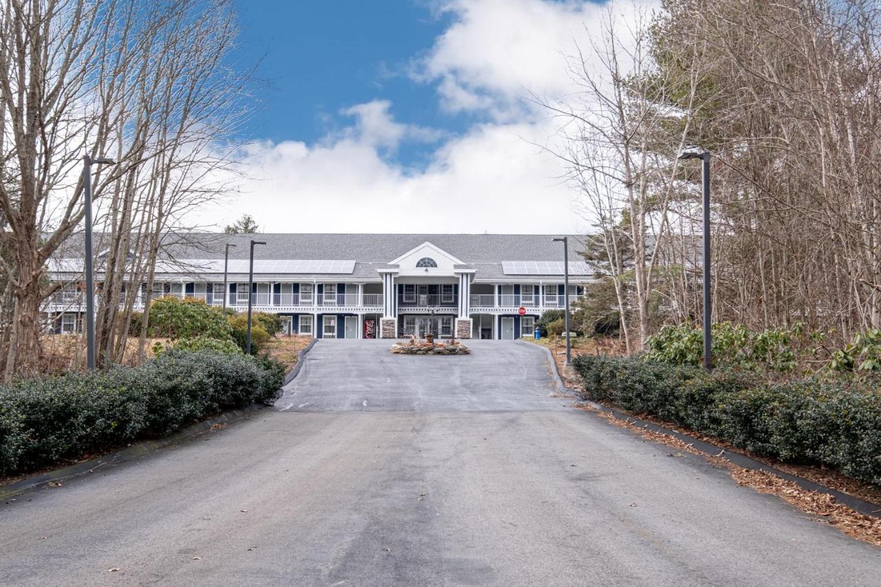 | Hilltop Inn & Suites - North Stonington