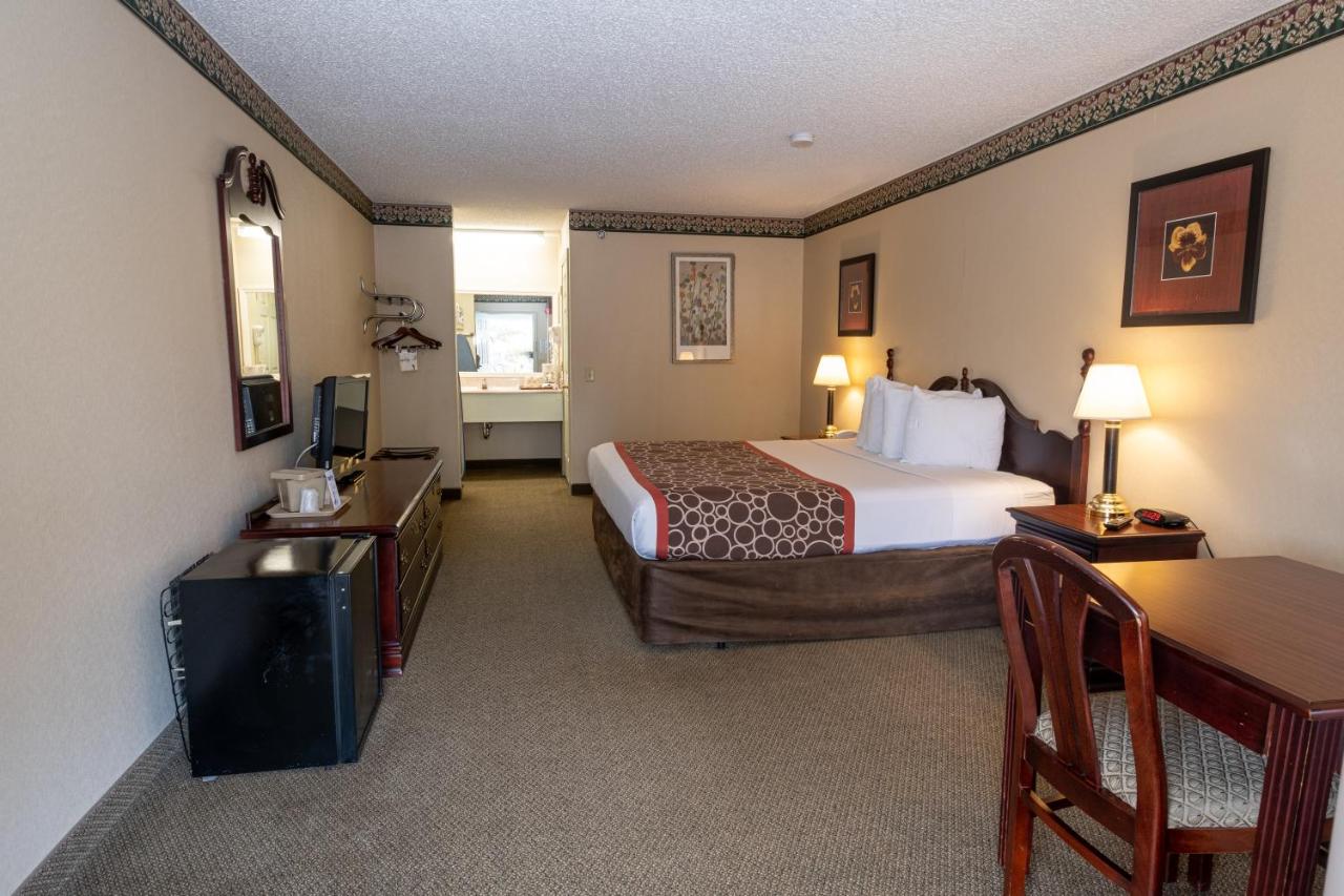King Room - Non-Smoking at Hilltop Inn and Suites, near Foxwoods Casino