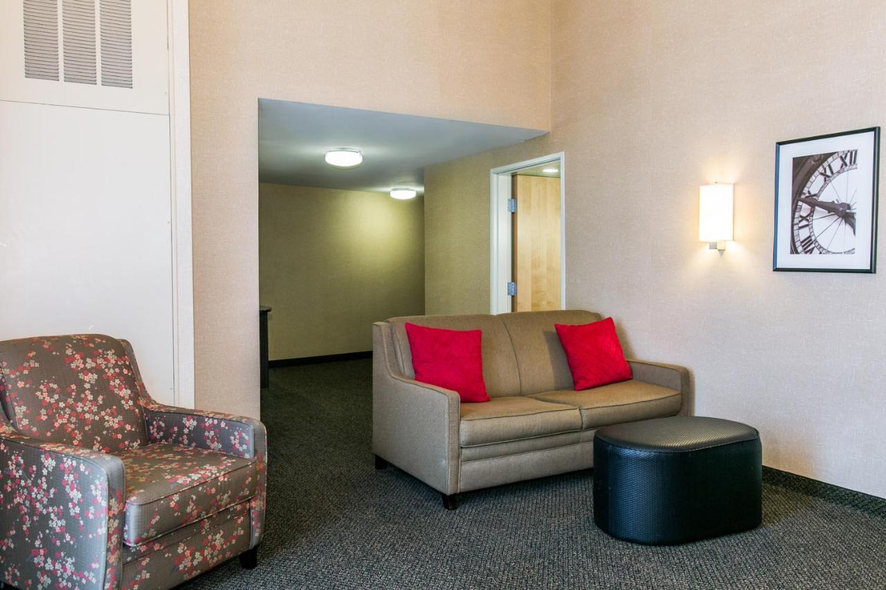 Deluxe King Suite - Non-Smoking at Wyndham Noblesville