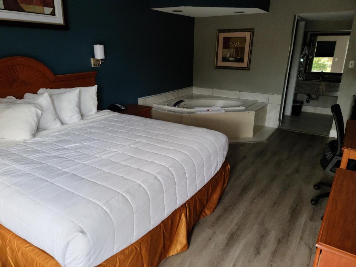 King Room at Baymont by Wyndham Marianna