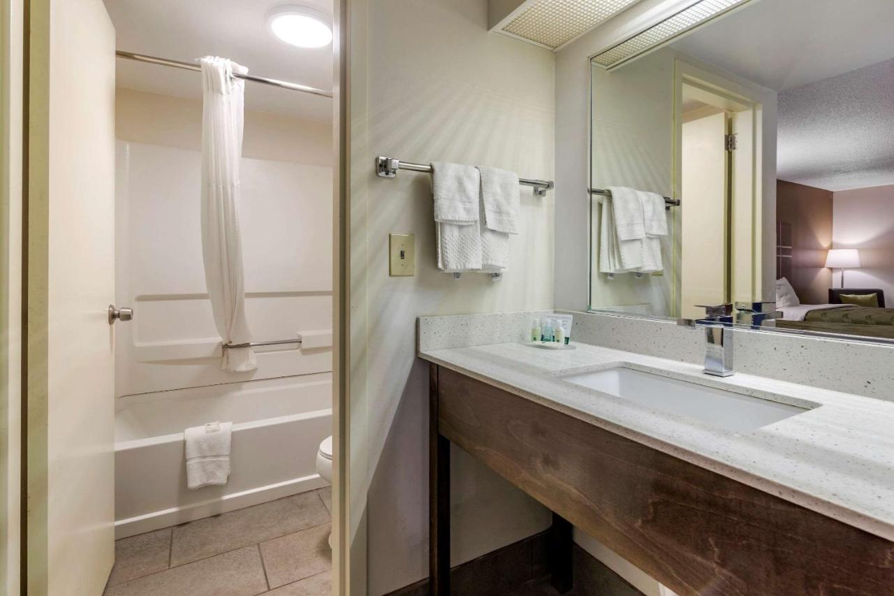 Queen Room with Two Queen Beds - Non Smoking at Quality Inn Brunswick