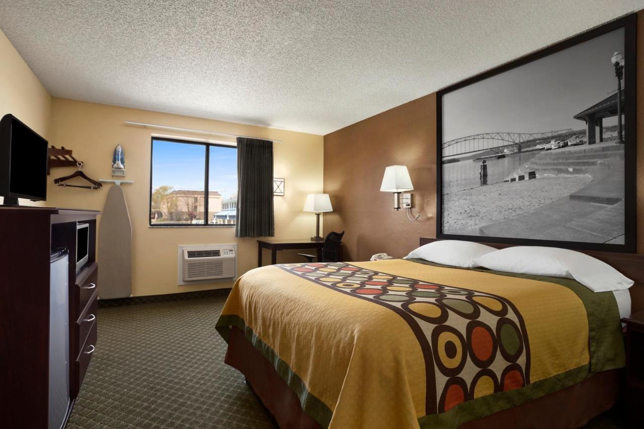 Queen Room - Non-Smoking at Super 8 by Wyndham Cedar Rapids