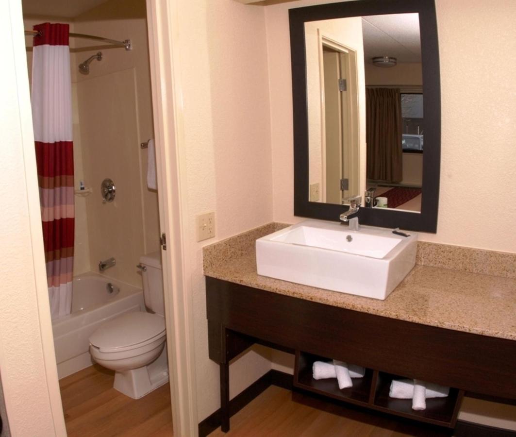 Deluxe King Room Smoke Free at Red Roof Inn PLUS+ Washington DC - Alexandria
