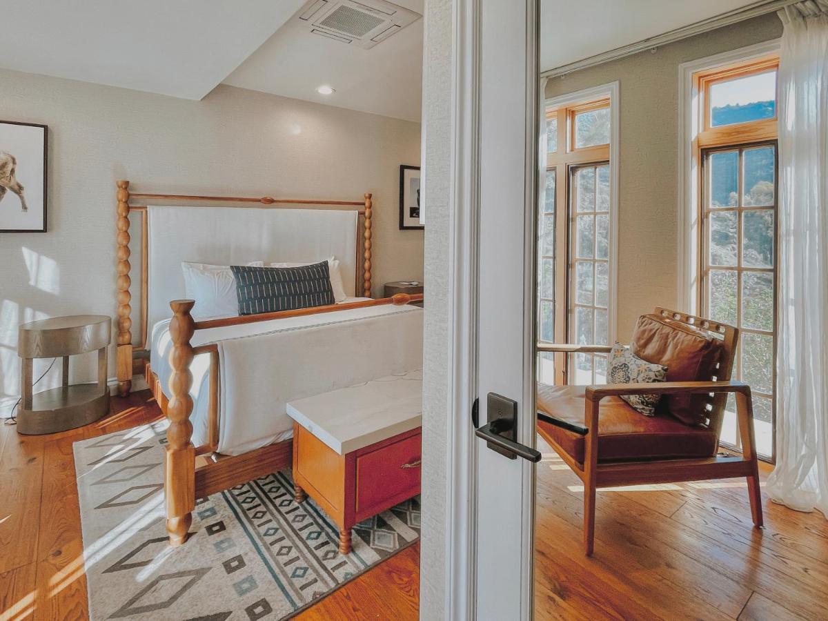 King Room with Mountain View at Zane Grey Pueblo Hotel